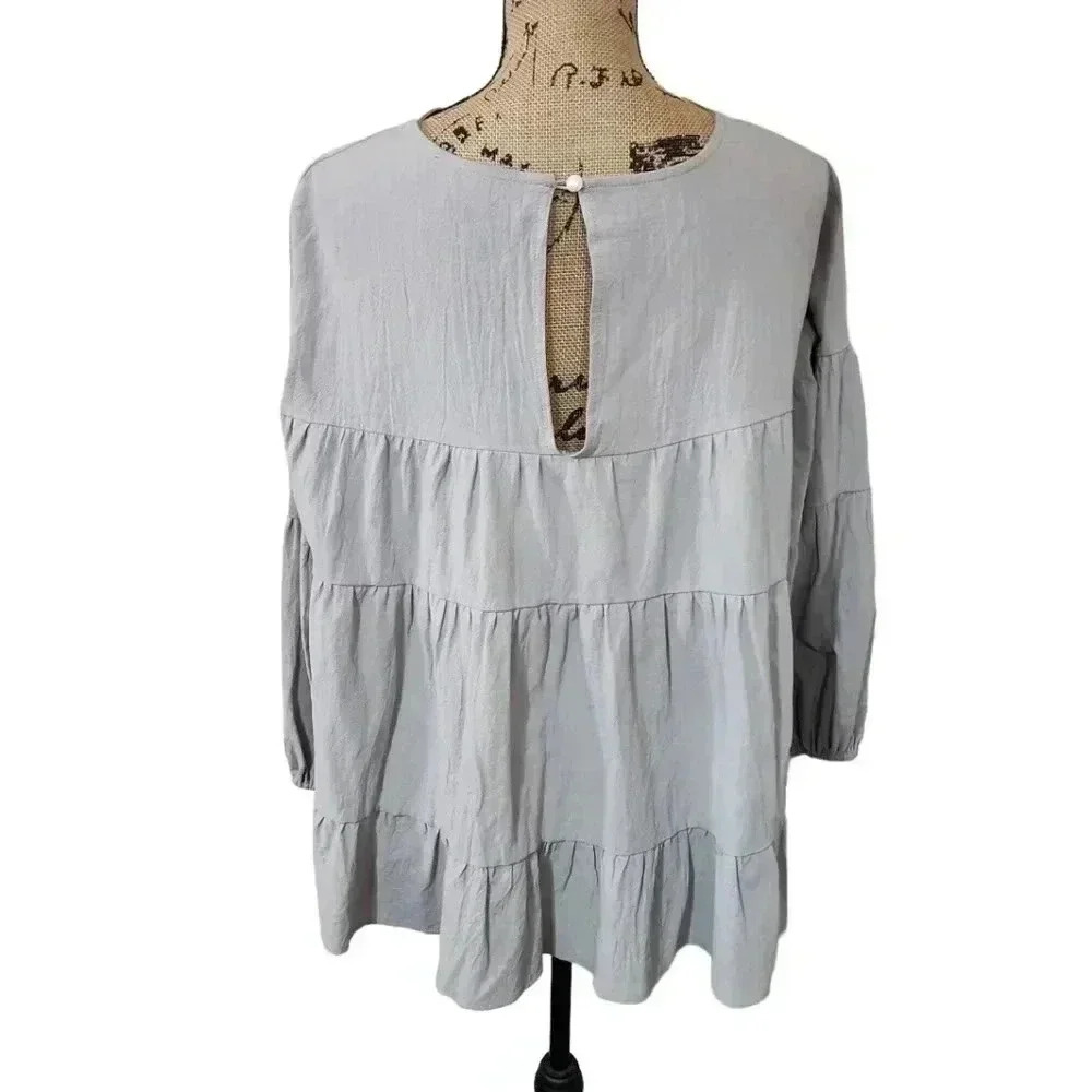 - Tiered top. Size Medium - Picture 3 of 8